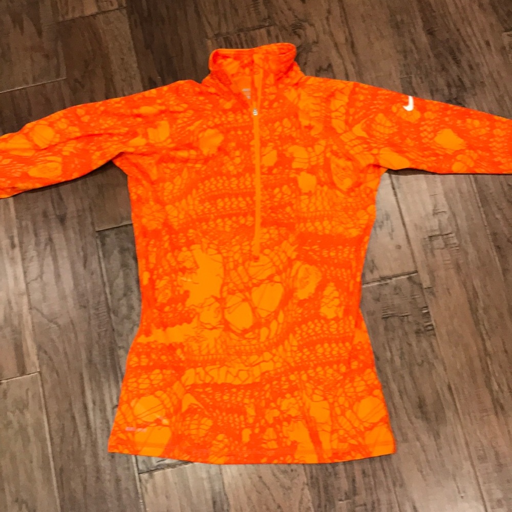 Nike Pro women’s fitted pullover